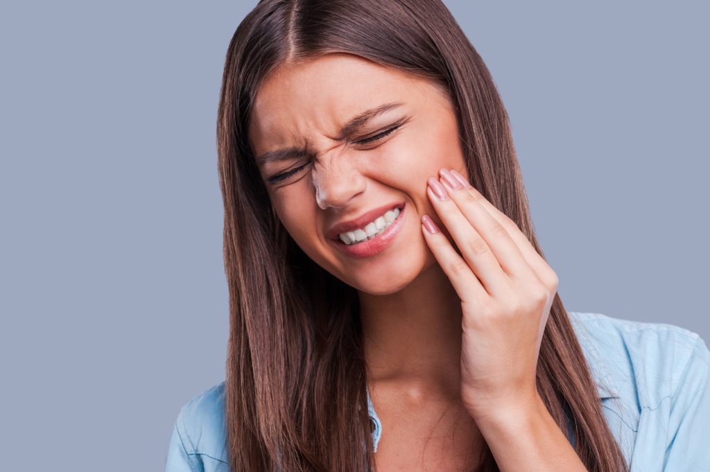 women with tooth pain